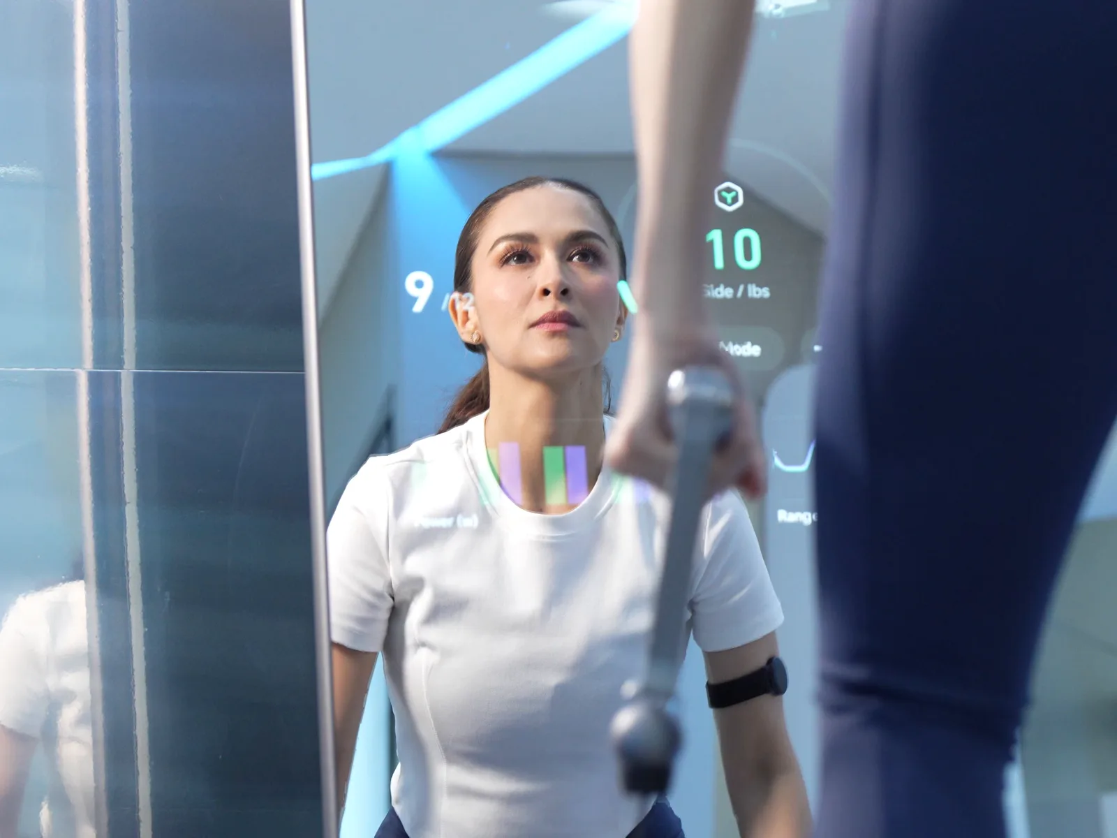 Marian Rivera pulling a ZYLO cable handle in front of the smart mirror, her rep count on the screen.
